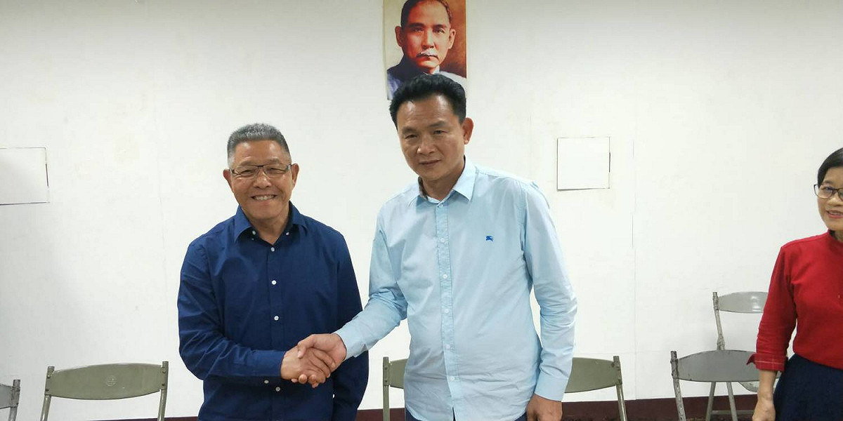 落敗的張錦昆（右）向蕭景田（左）道賀，並表示會全力支持。 圖：國民黨彰化縣黨部/提供