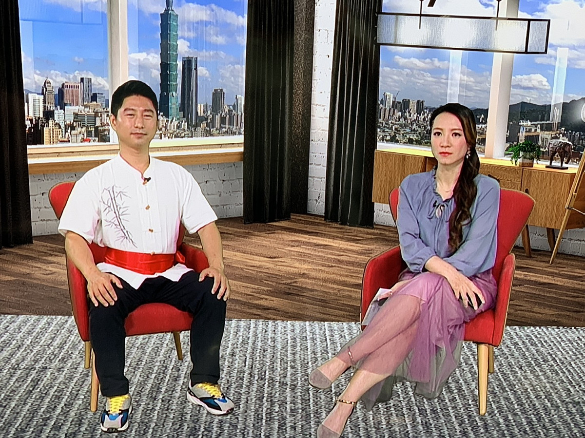 第一屆「國際武術聯合會詠春拳大賽」雙金得主黎懿徵（左），上凱擘大寬頻全聯有線電視「人生會客室」節目，暢談三項使命。  圖：全聯有線電視提供