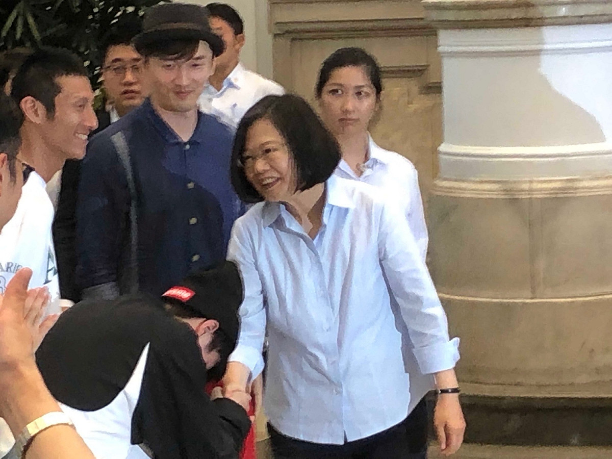 蔡英文總統上午接見「第十四屆 COLLEGE HIGH 全國制霸活動冠軍隊伍」。 圖：趙婉淳／攝