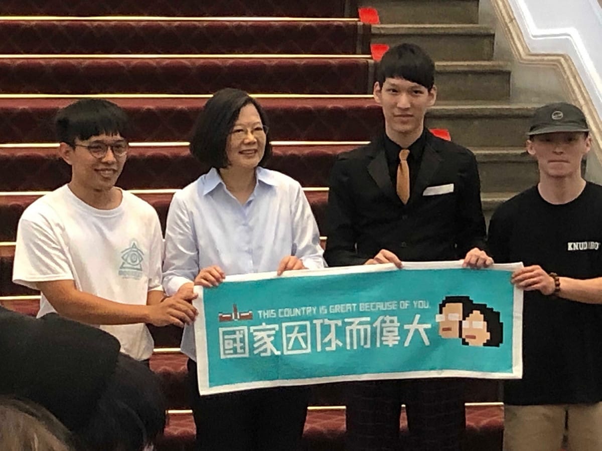 蔡英文總統上午接見「第十四屆 COLLEGE HIGH 全國制霸活動冠軍隊伍」。 圖：趙婉淳／攝