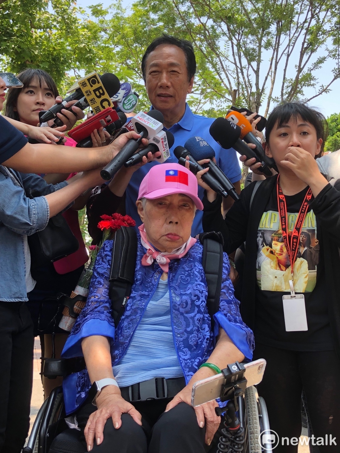 鴻海董事長郭台銘今（12）天臨時公開行程，帶母親郭初永真。 圖：趙婉淳／攝