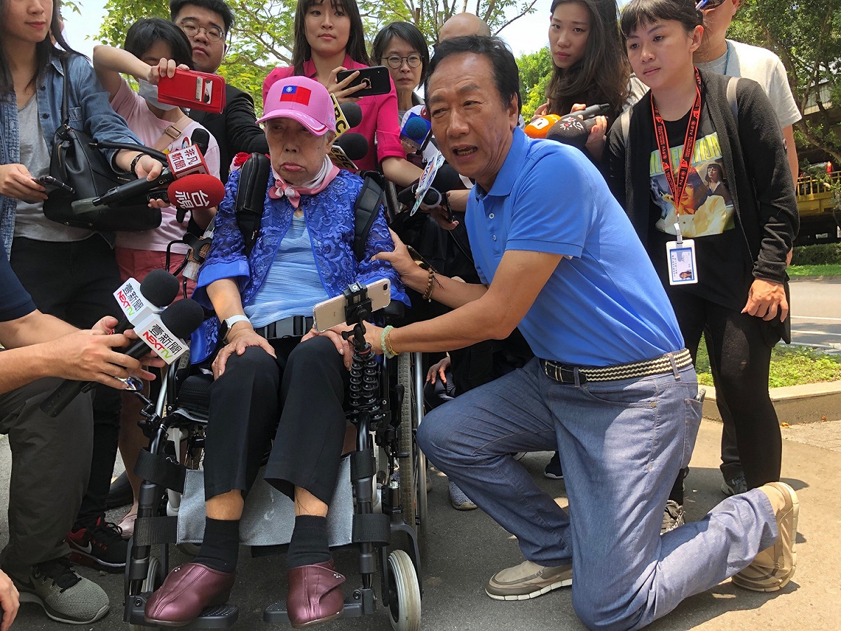 鴻海董事長郭台銘今（12）天臨時公開行程，帶母親郭初永真。 圖：趙婉淳／攝