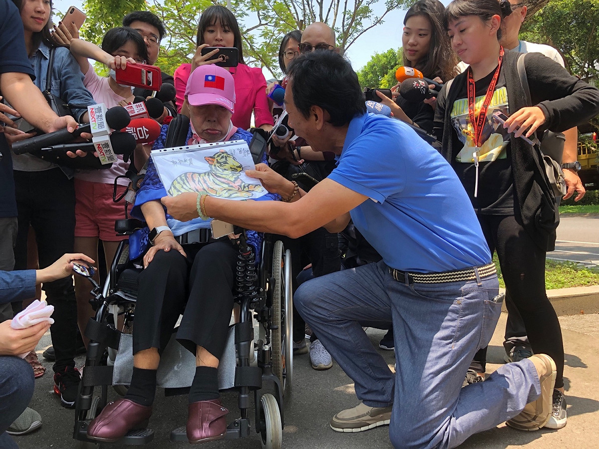 鴻海董事長郭台銘今（12）天臨時公開行程，帶母親郭初永真。 圖：趙婉淳／攝