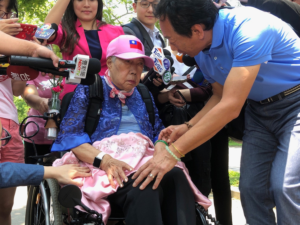鴻海董事長郭台銘今（12）天臨時公開行程，帶母親郭初永真。 圖：趙婉淳／攝