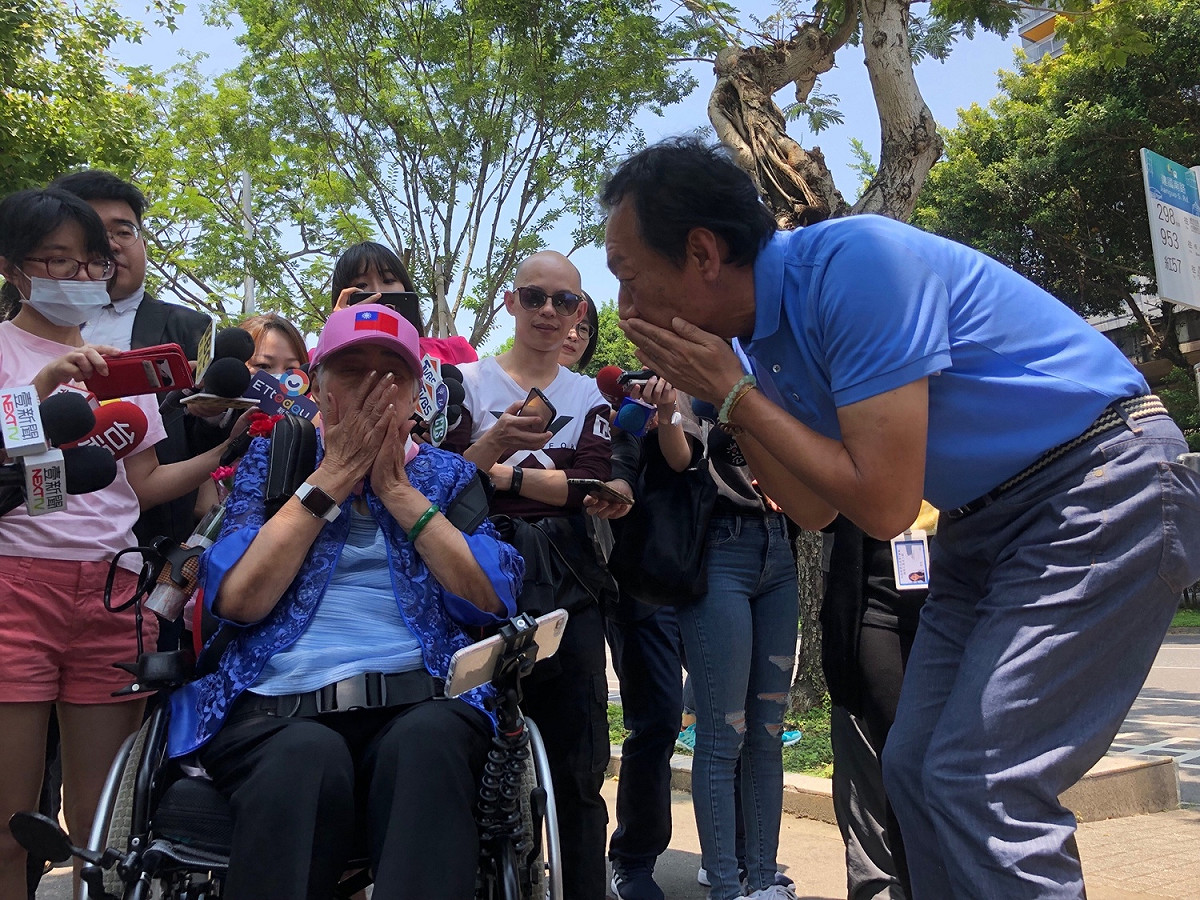 鴻海董事長郭台銘今（12）天臨時公開行程，帶母親郭初永真。 圖：趙婉淳／攝