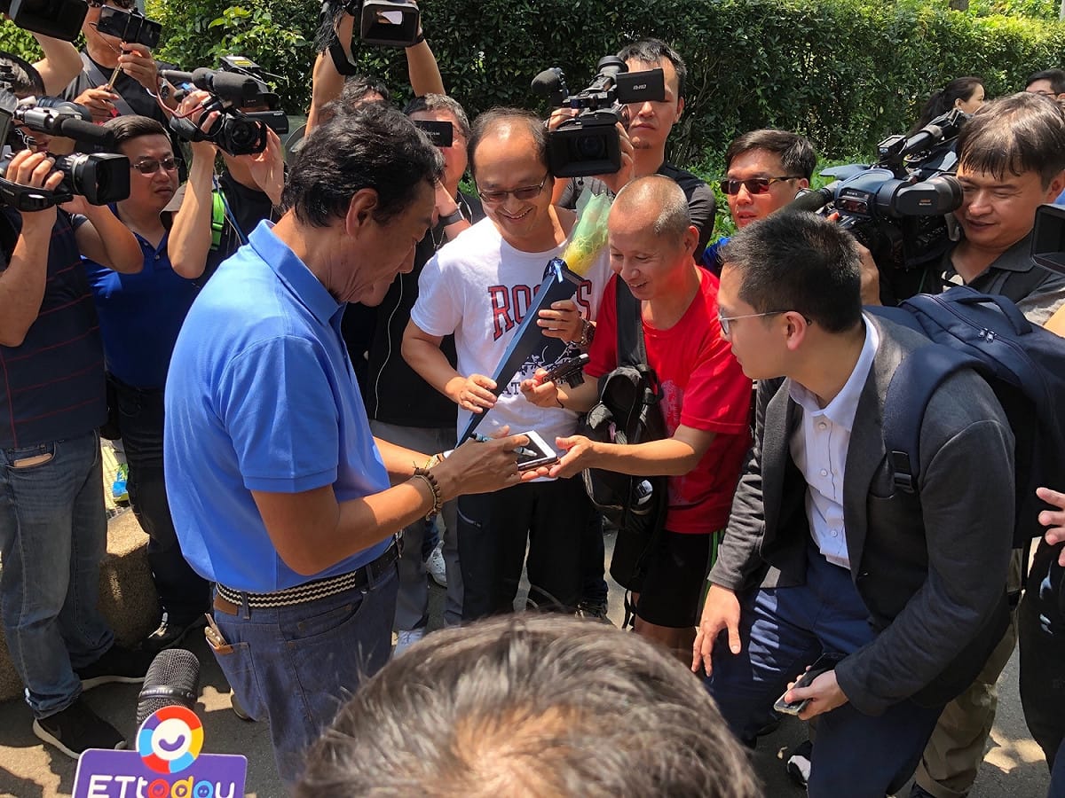 鴻海董事長郭台銘今（12）天臨時公開行程，帶母親郭初永真。 圖：趙婉淳／攝