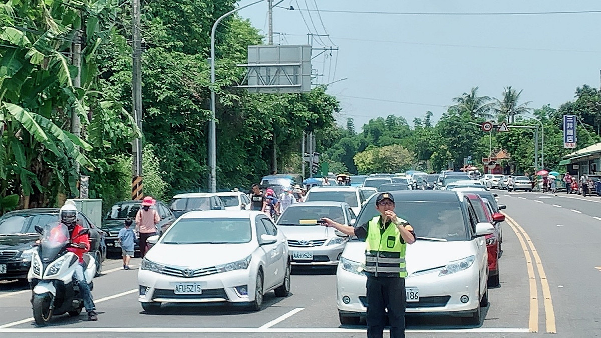 台南左鎮化石園區12日開幕，湧入大批參觀民眾，造成沿線大塞車。 圖／記者陳聖璋翻攝