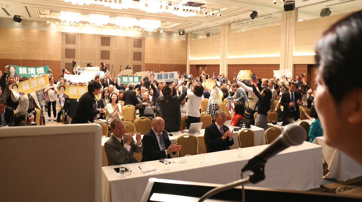 賴清德演講完畢後，現場多位人士舉起「賴清德2020台灣總統」的布條，並且大喊「賴清德凍蒜」，場面相當熱絡。 圖：賴清德行動辦公室提供