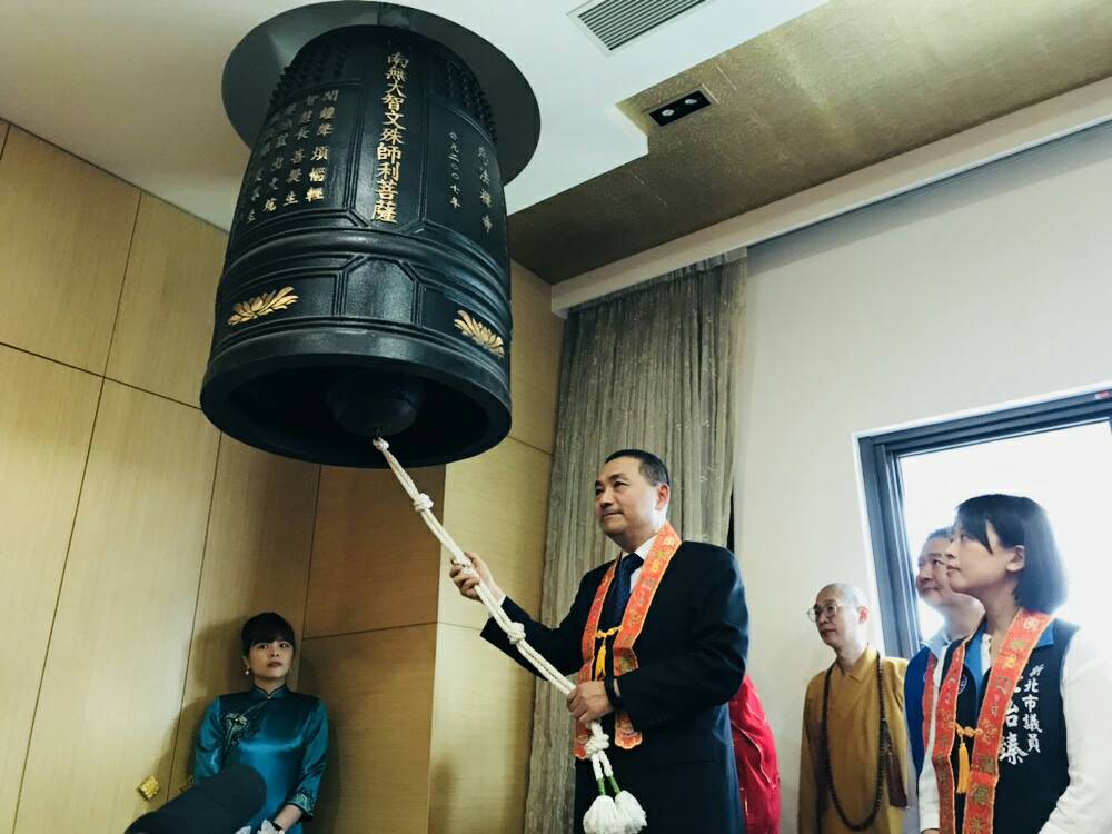 新北市長侯友宜到慈法禪寺，參加「新北國際佛誕文化節-慶佛誕叩鐘祈福活動」。  圖：新北市民政局提供