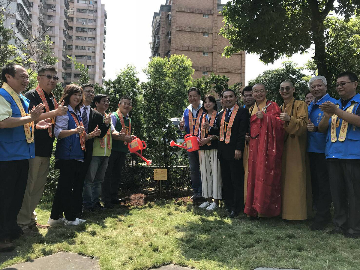 新北市長侯友宜與慈法禪寺住持淨耀法師一起種樹，淨化空氣、愛護地球。 圖：新北市民政局提供