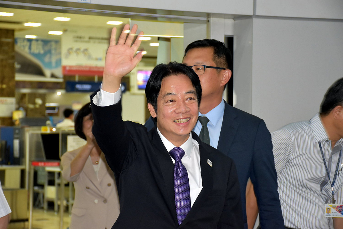 賴清德走出小港機場時向支持者揮手致意。 圖：孫家銘／攝