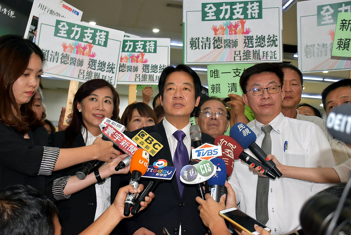 賴清德(中)接受媒體聯訪。 圖：孫家銘／攝