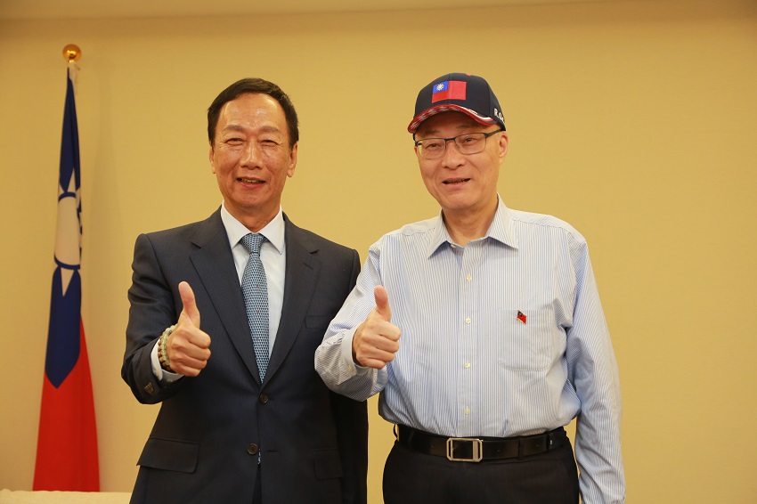 國民黨主席吳敦義（右）27日正式批准鴻海集團創辦人郭台銘（左）的退黨申請。 圖：國民黨/提供（資料照）