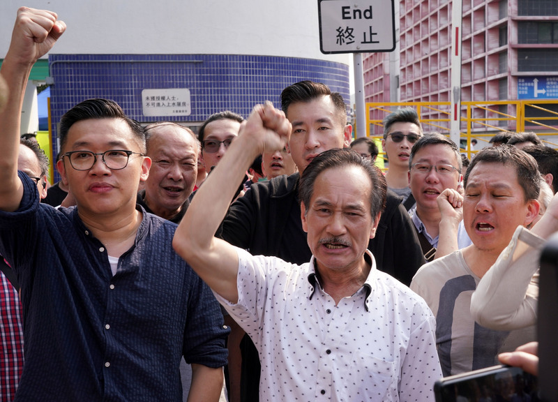 香港新界上水屠房日前被驗出首例非洲豬瘟後，港府決定撲殺屠房6000隻活豬，但遭業者反對並堵門抗爭（圖）。不過雙方12日二度協商，豬商態度軟化，同意今天起全面撲殺，預計7天內完成。 圖 : 中央社
