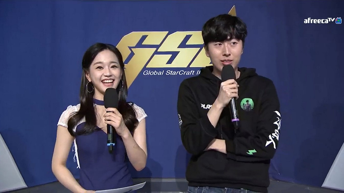 （左起）主持人Gyuri、FanTaSy  圖：AfreecaTV 實況畫面