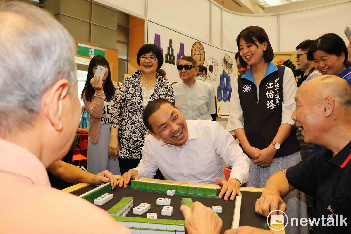 侯友宜和長輩一起打麻將，開心到笑歪了頭。  圖：王峻昌/攝