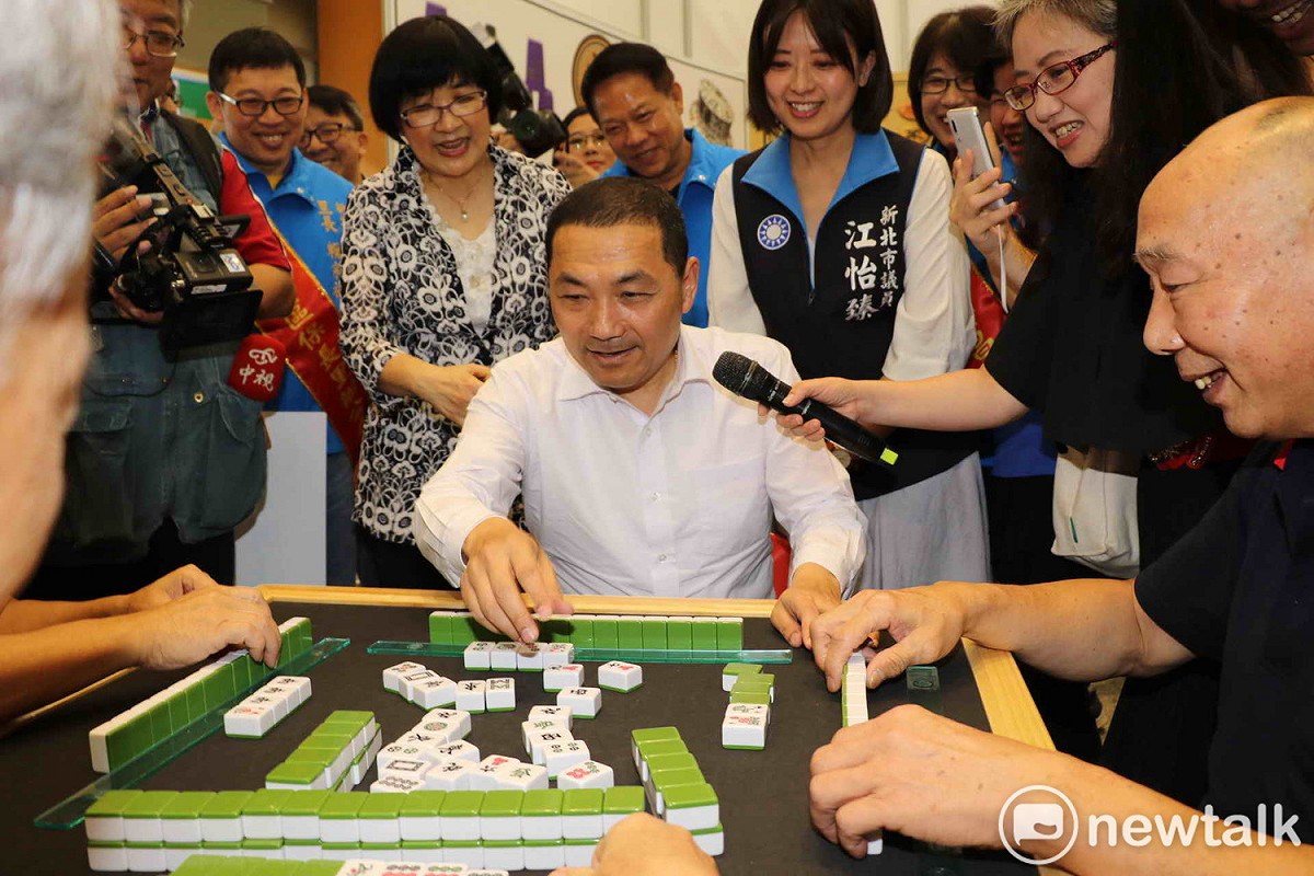 侯友宜和長輩一起打麻將，幫長輩活化腦力。  圖：王峻昌/攝