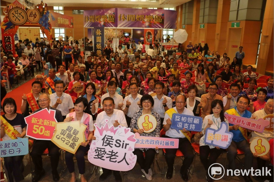 新北市一口氣成立50處銀髮俱樂部，侯友宜和長輩、里長們起合影。 圖：王峻昌/攝