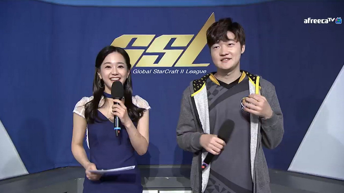 （左起）主持人Gyuri、Stats  圖：AfreecaTV 實況畫面