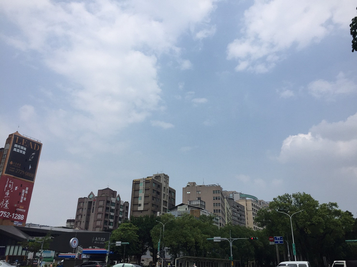 今（14）日各地大多以多雲到晴的天氣為主，各地高溫普遍在30到33度左右。 圖：閻芝霖/提供