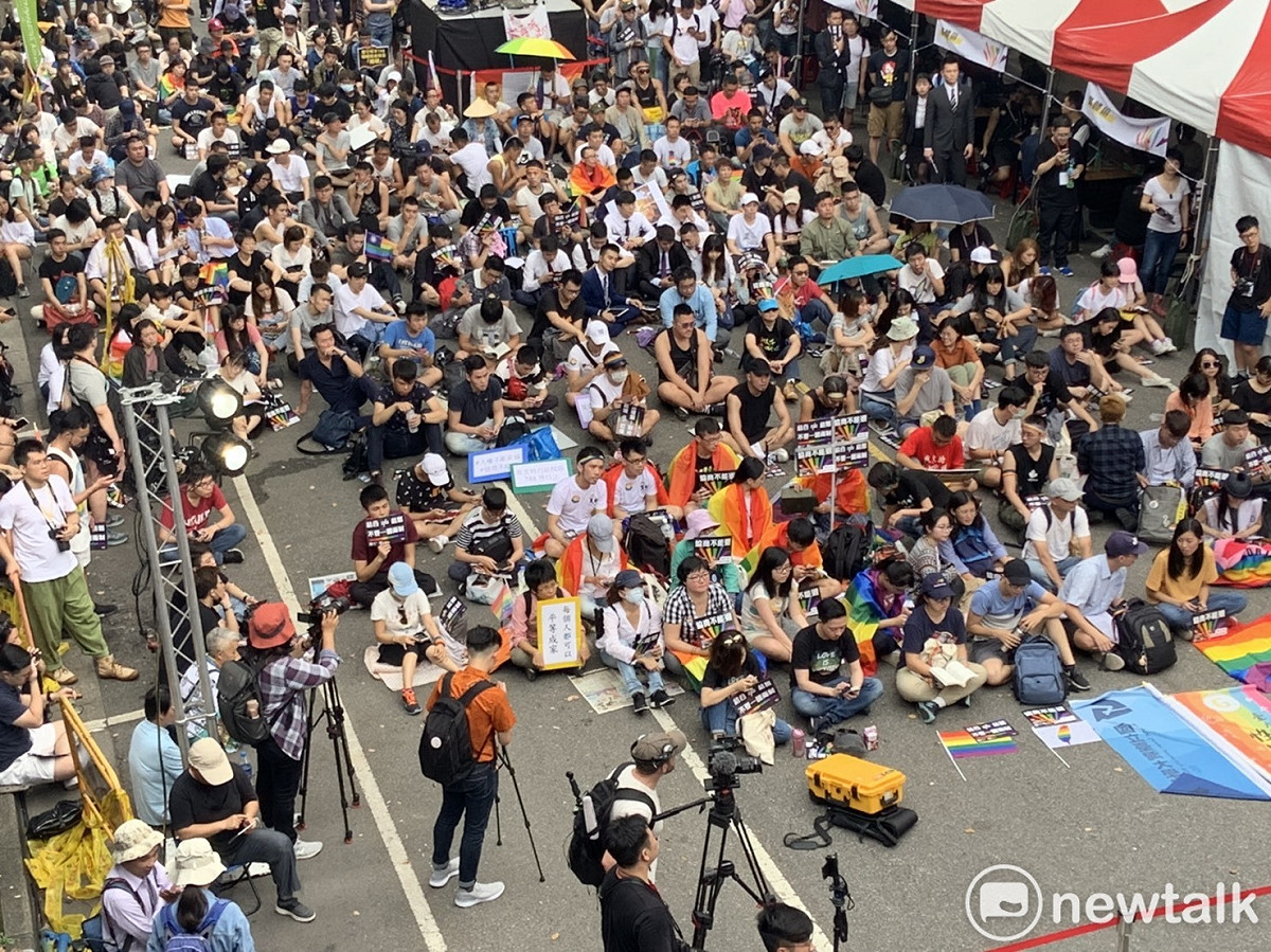 挺同人士在立院外聲援。 圖：陳佩君／攝