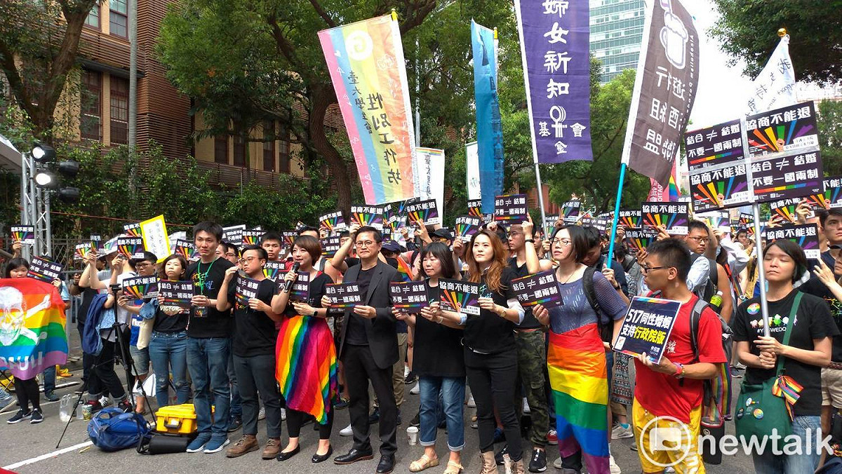 和碩聯合科技董事長童子賢(圖中，西裝者)到場聲援。 圖：陳佩君／攝