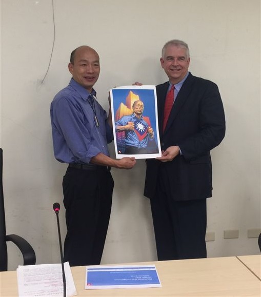 前高雄市長韓國瑜昔日曾稱知名的美國漫威公司，想把他奮鬥的過程變成漫畫，事後遭到漫威公司完全否認。 圖：高雄市政府/提供