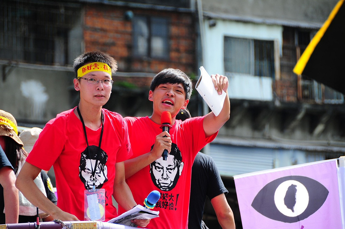 「自己國家自己救！」「反媒體壟斷、反中國因素干預！」站在卡車上的台大政研所學生林飛帆及清大學生陳為廷怒吼著。 圖：邱萬興／攝影（資料照）