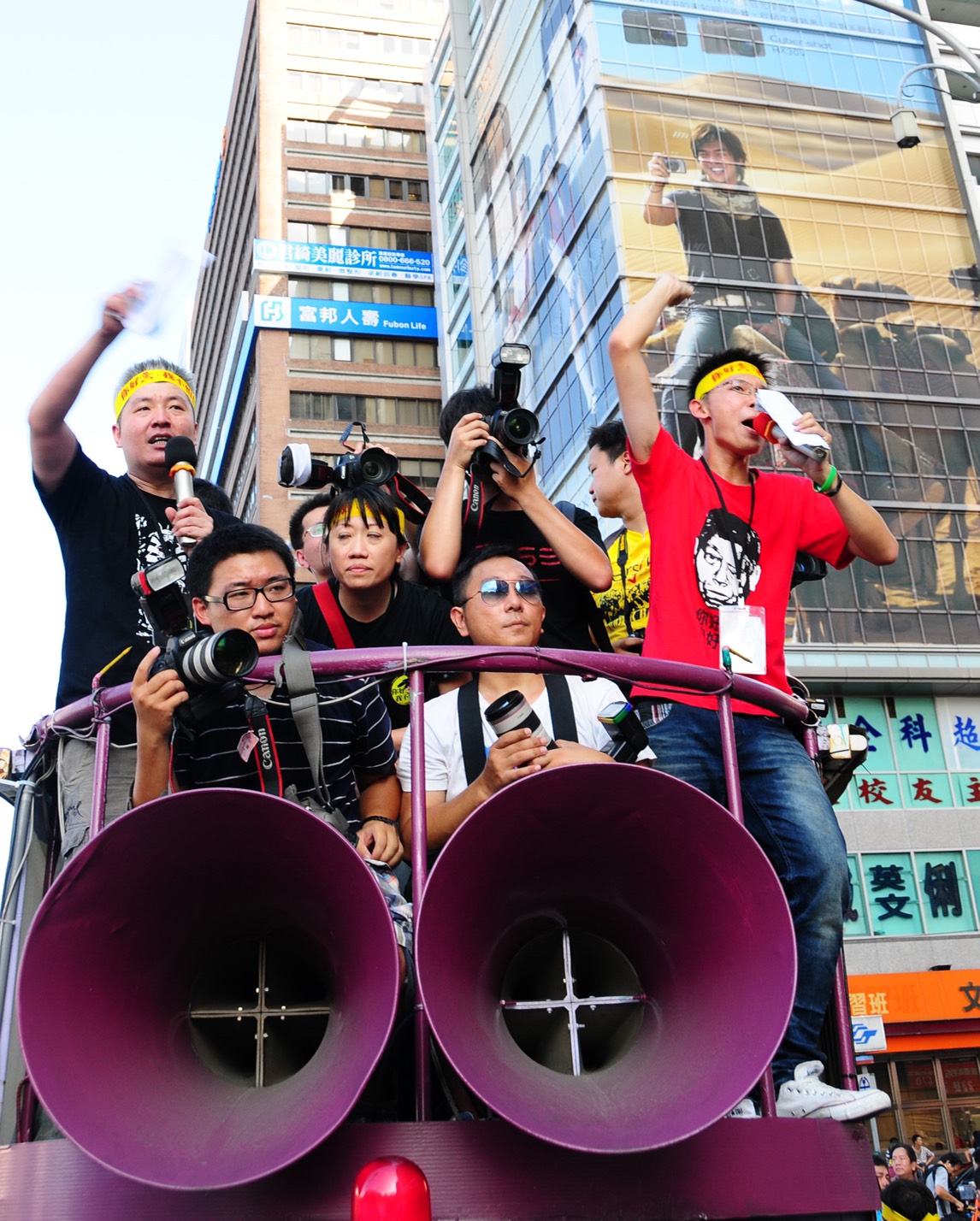 包含林飛帆，許多社運團體人士，高喊「反對旺中」，批判蔡衍明作為媒體經營者已經失格。 圖：邱萬興/攝影