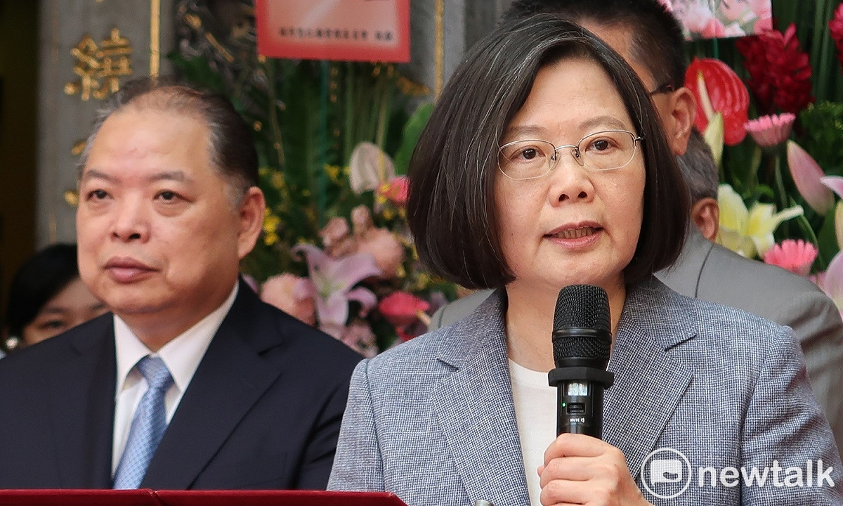 總統蔡英文（右）與國策顧問黃承國前往木柵忠順廟參拜。 圖：林朝億/攝