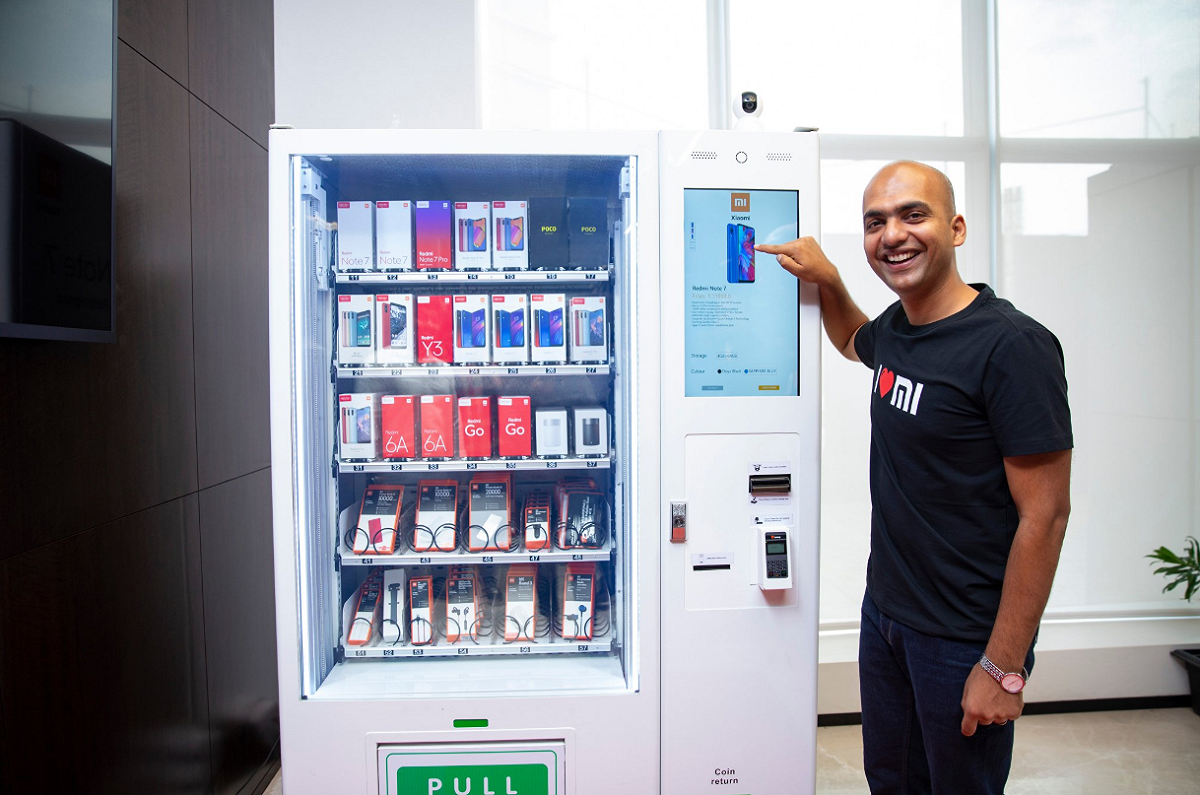 小米在印度設置手機自動販賣機。 圖：翻攝Mi India推特