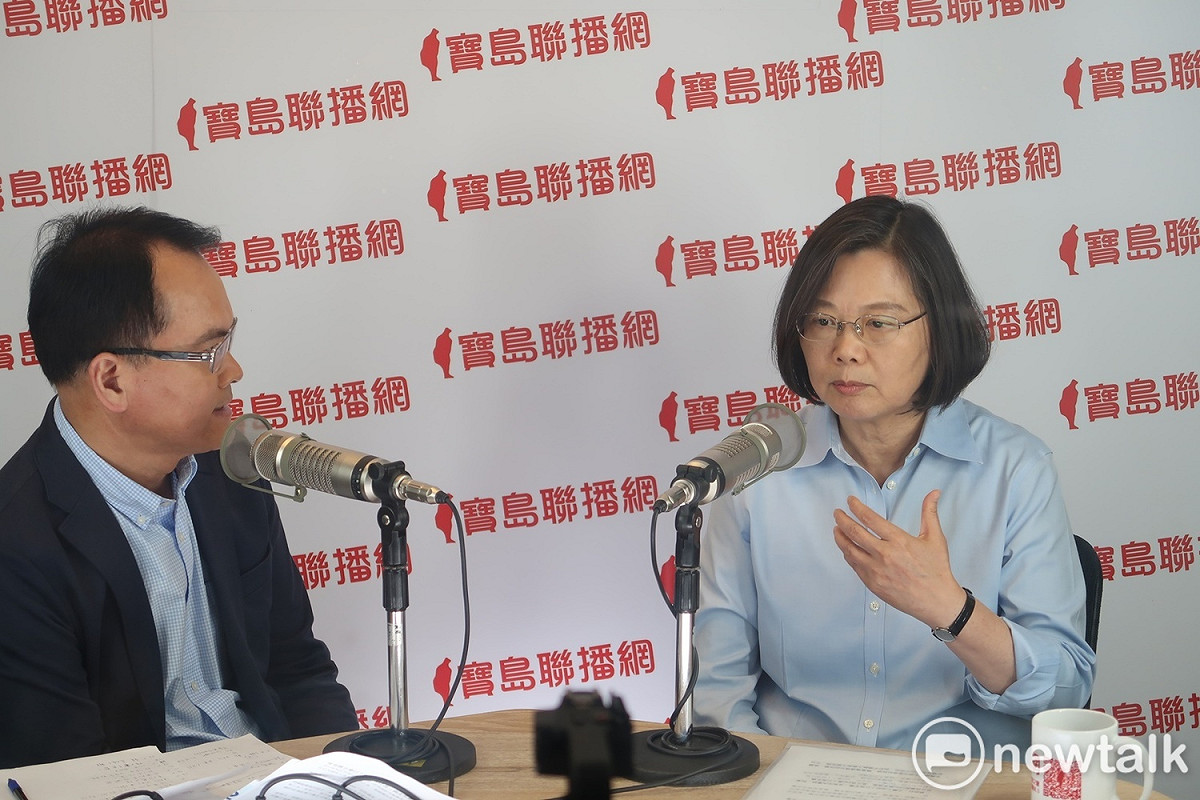 總統蔡英文(右）14日接受鄭弘儀訪問。 圖：林朝億/攝