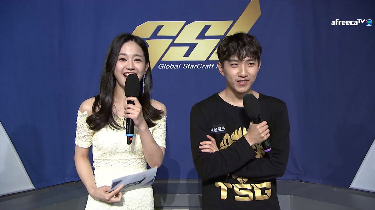 （左起）主持人Gyuri、herO  圖：AfreecaTV 實況畫面