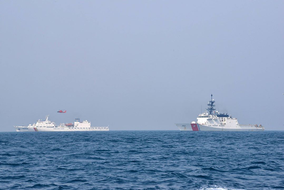 美國海警隊巴索夫號緝私艦（右）3月25日穿越台灣海峽後，前往東海與韓國海岸警衛隊進行搜救演習。 圖：翻攝自巴索夫號臉書/Matthew S. Masaschi