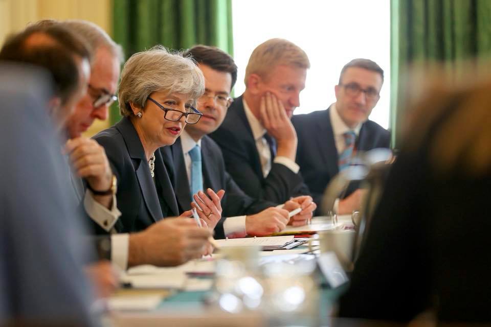 英國首相梅伊（左三）為脫歐協議焦頭爛額，將在6月初提新的朝野協商版本，4度尋求國會支持。 圖：翻攝自梅伊臉書