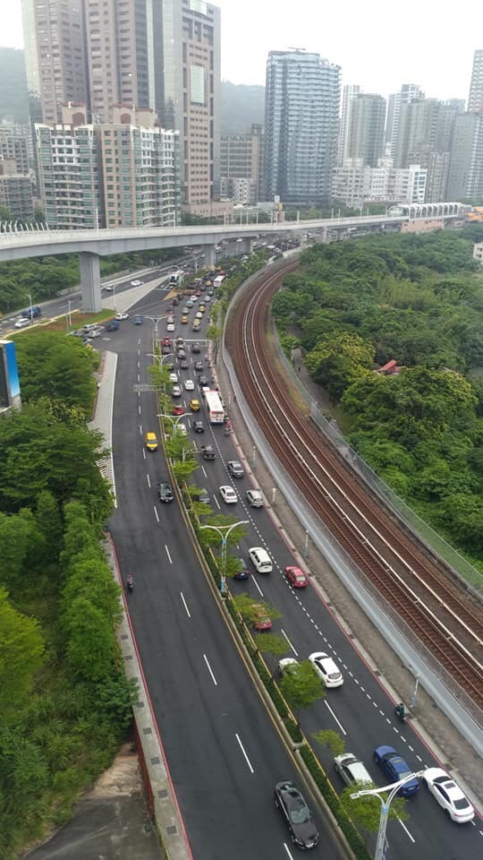 淡水竹圍捷運站與關渡大橋的捷運間，一早發生車禍，造成淡水大塞車，一路回堵到淡金公路新市一路，車龍超過4公里。 圖：取自支持淡北道路聯盟