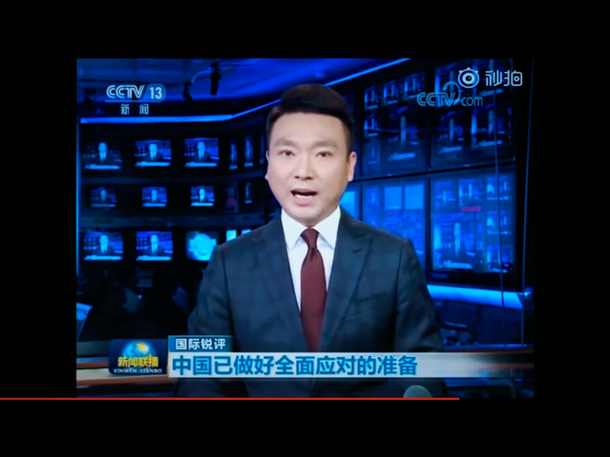 央視這位男主持人播報時的表情，「雖比不上朝鮮電視台同行，但這位中國男主持電視表演的功力也實在不錯，「那種仇恨氣憤咬牙切齒的表情實在難得一見」，「義憤填膺無法抑制的表情，雖然緊張得令人震撼但仍在可理解之列」。 圖：翻攝自央視畫面