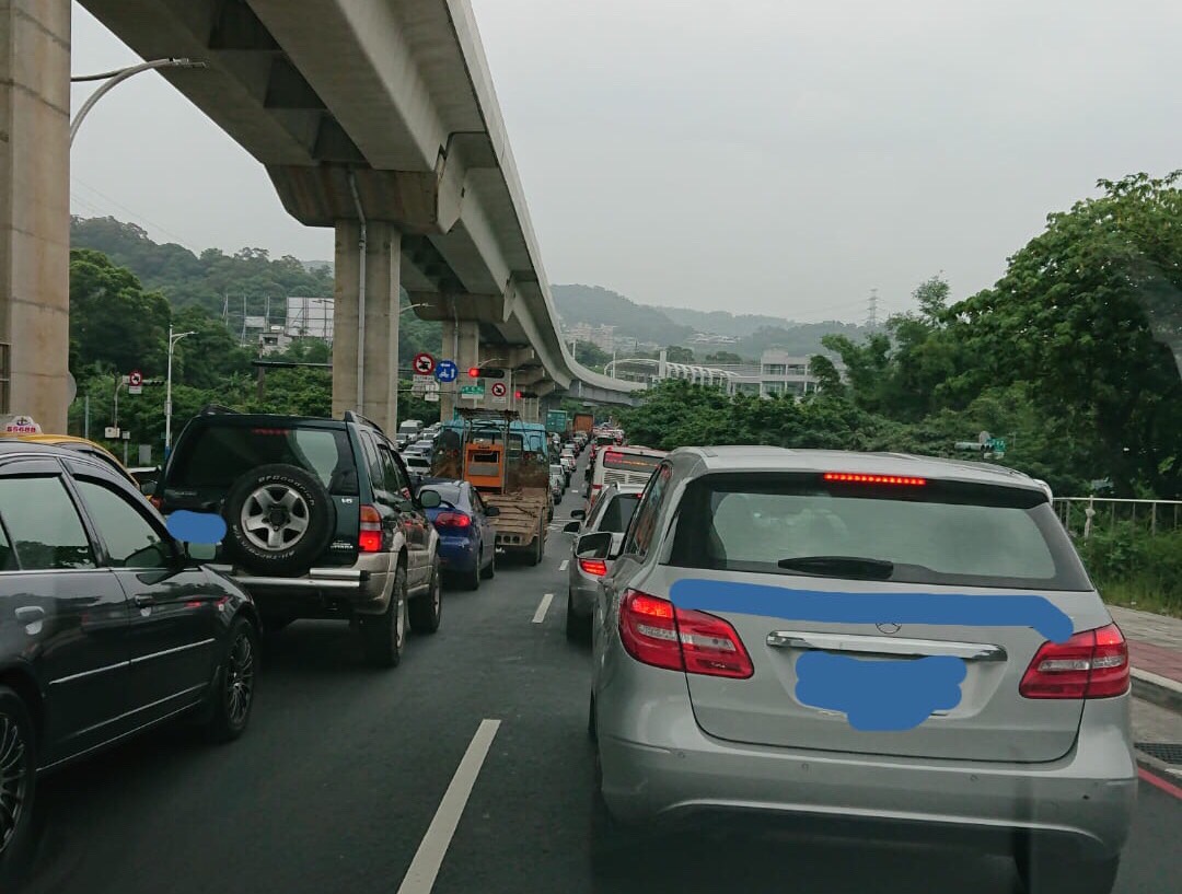 一路從竹圍回堵到淡金公路的新市一路，長達超過4公里的車龍，居民怒貼圖，無奈搖頭、在臉書按怒。 圖：取自支持淡北道路聯盟