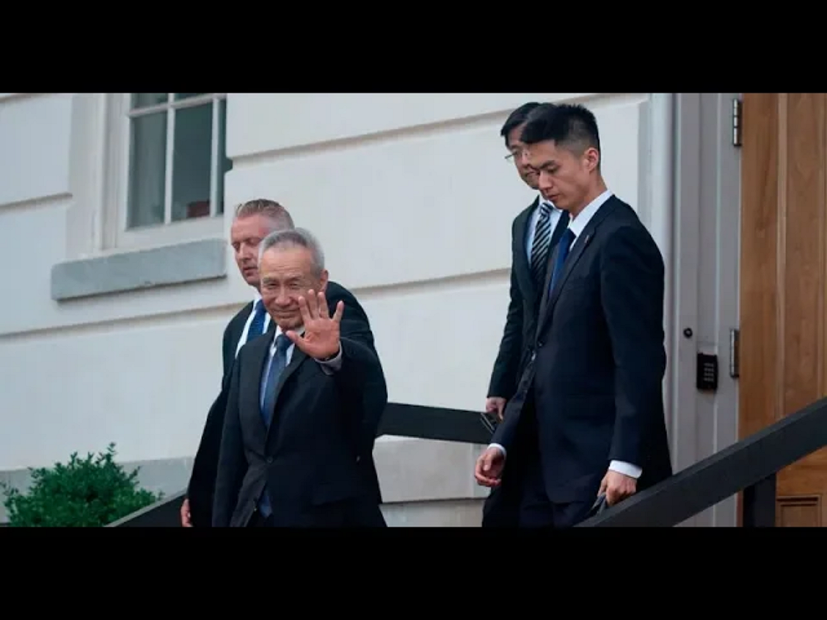 銜命赴美全權負責談判重任的國務院副總理劉鶴臉上老是掛著一抹神祕微笑，更讓外界好奇北京接下來到底還真能有幾分「奉陪到底」和「不怕打」的能耐。 圖：翻攝自Youtube