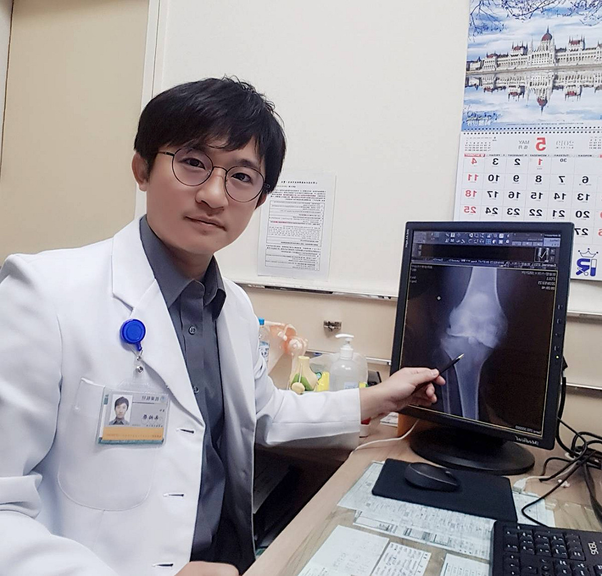朱柏榮醫師指出，男子左膝韌帶受傷未積極接受治療，拖 5 年造成膝關節嚴重變形、失能。 圖／活力得中山外科醫院提供