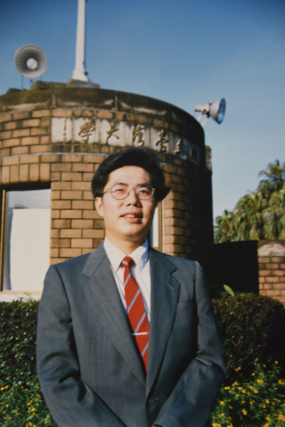 1996年3月，32歲的黃偉哲參選台南縣溪北選區競選國大代表，這張首次宣傳照片是在台大校門口拍攝的。 圖：邱萬興/攝影