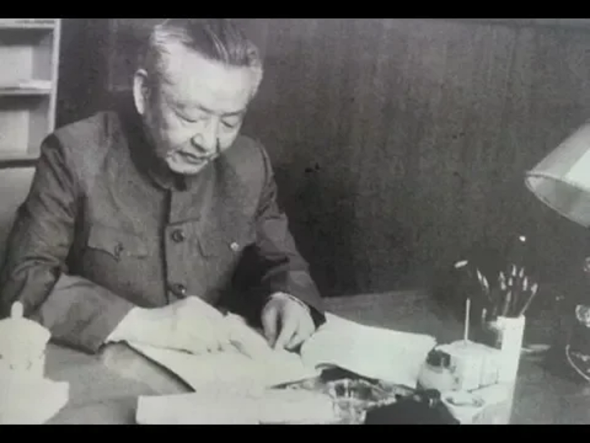 調查局特藏室的史料顯示，中共總書記習近平的父親習仲勳當年曾親身見證「兩個中國」；另外，中共在陝甘寧邊區種植罌粟花，製毒販毒籌措軍餉。 圖：翻攝自Youtube