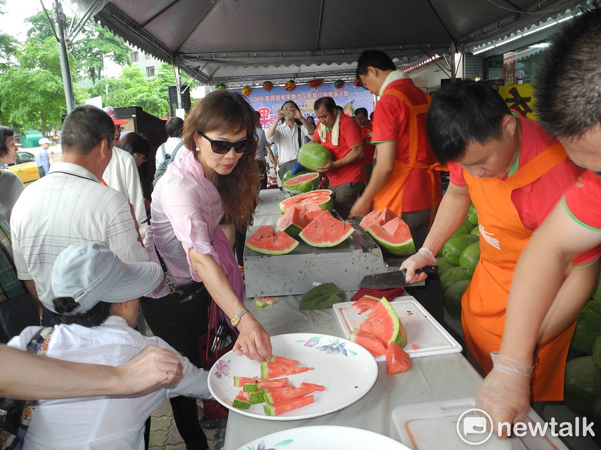 花蓮縣壽豐鄉「果艷西瓜」採無毒栽培且經驗證合格，肉質較一般西瓜清脆、多汁香甜，因此聞名全台。 圖：王峻昌/攝