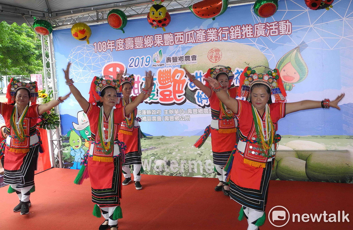 農委會、新北市府、板橋農會及壽豐鄉農會合作行銷「果豔西瓜」，還有壽豐鄉原住民舞蹈表演。 圖：王峻昌/攝