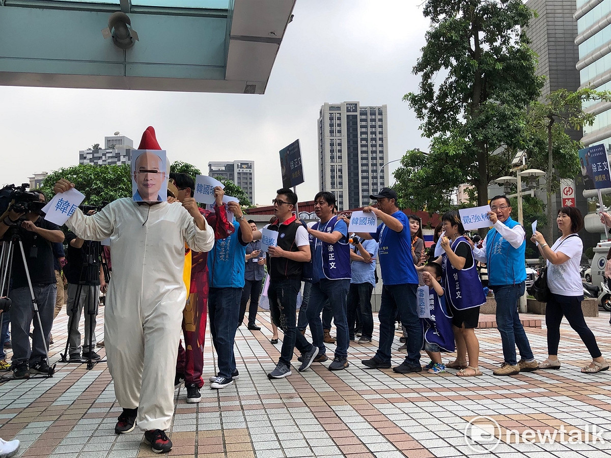 國民黨中央委員徐正文與韓粉杏仁哥下午來到黨中央，高喊「韓國瑜、最強棒」。 圖：張良一／攝