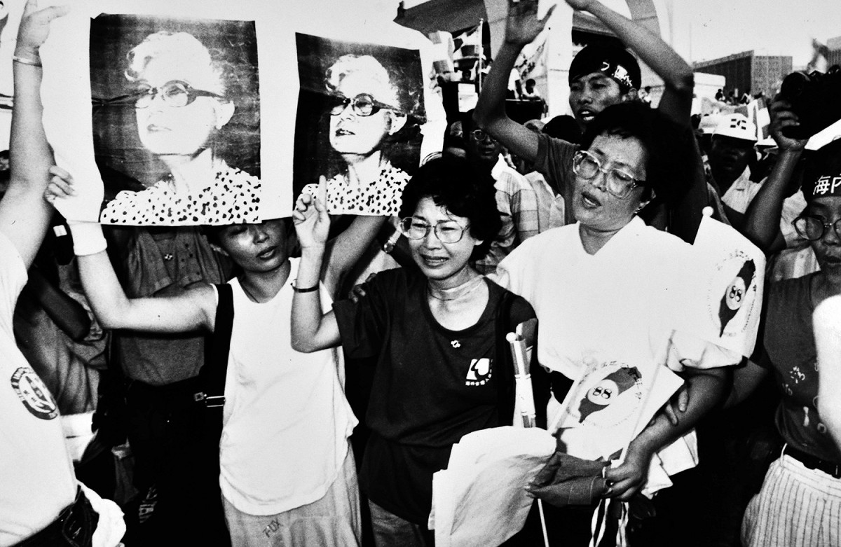 陳翠玉為台灣護理界有著重要的貢獻，也積極為台灣民主奮戰，她的逝世讓許多人為之感慨，台獨聯盟重要成員羅福全之妻毛清芬送葬隊伍中，激動呼喊口號要求政府撤銷黑名單。 （圖：邱萬興/攝影）