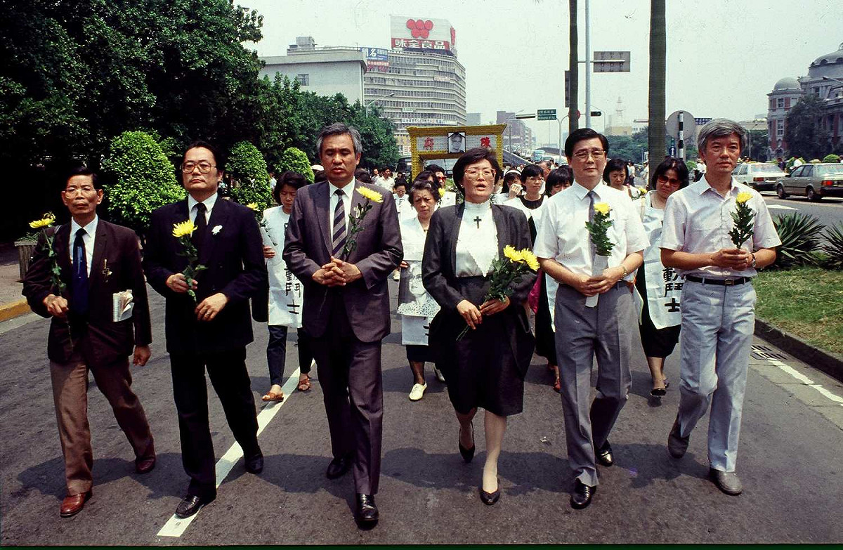台灣護理界的先驅陳翠玉在世界各地為台灣民主發聲，她一生心繫台灣，回台不久後因病去世，許多人為之不捨，列隊繞街為其送行。 （圖：邱萬興/攝影）