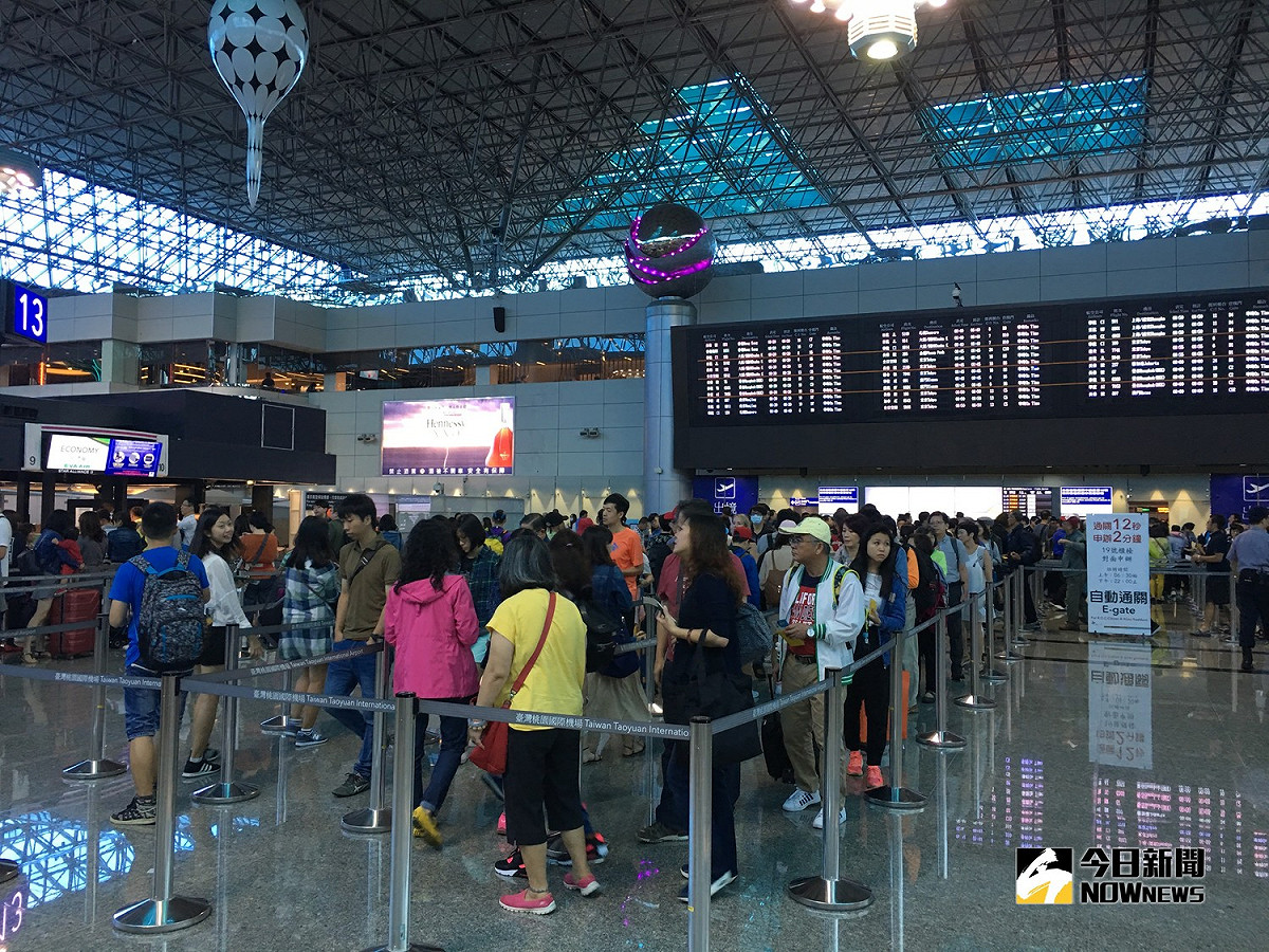 桃園機場人潮眾多，也造成國二機場段賭塞。 圖／記者陳致宇攝