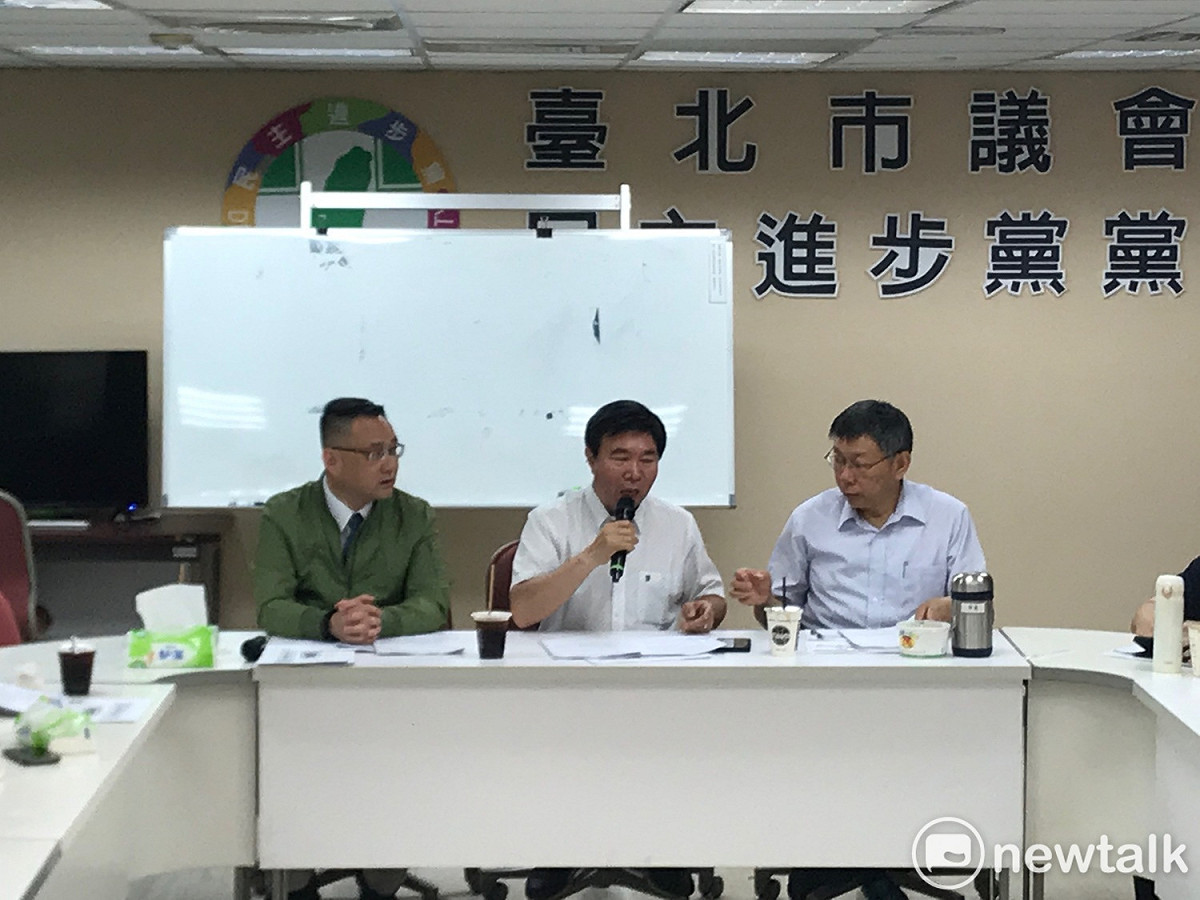 台北市長柯文哲（右）今日拜會民進黨議會黨團，黨團總召張茂楠（中）、議員阮昭雄（左）。 圖：周煊惠 ／攝