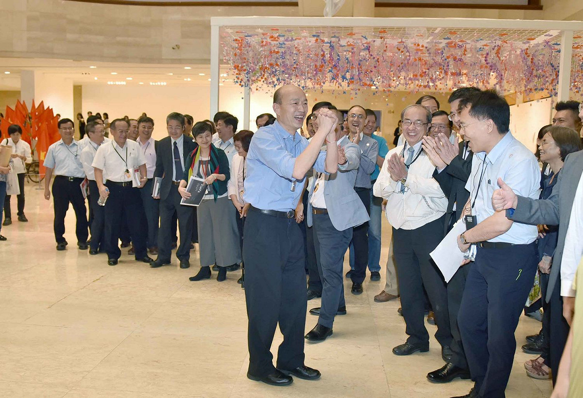 高雄市長韓國瑜14日與局處首長參觀美術館特展時，於展場前合照高喊「高雄發大財」，引發議論。 圖：高雄市政府／提供
